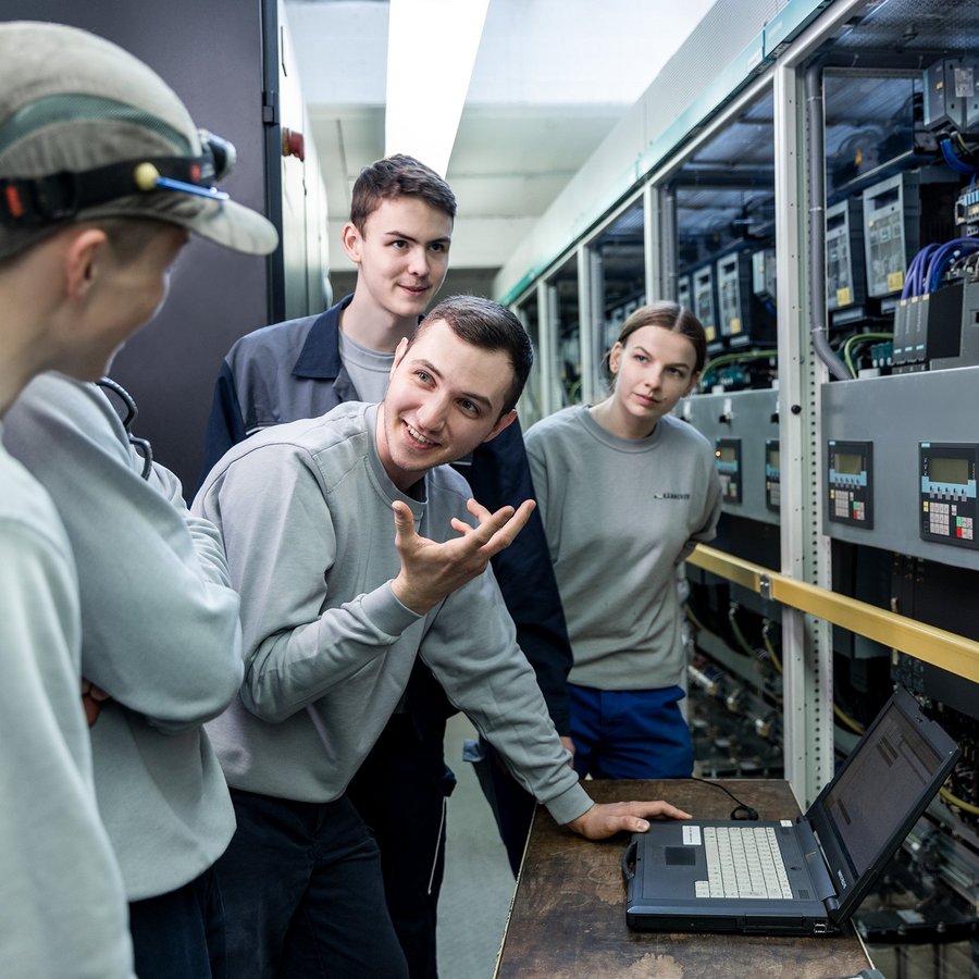 [Translate to Englisch:] Ausbildung Elektroniker:in für Betriebstechnik